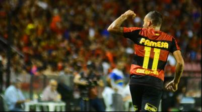 Jogador futebol acenando para torcida