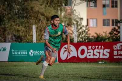 Sampaio confirma permanência do atacante Roney
