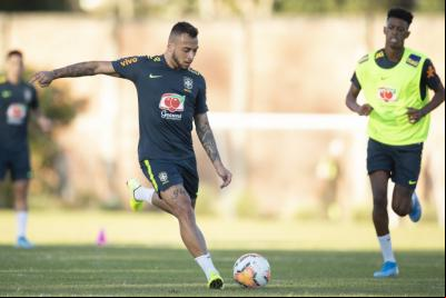 jogadores de futebol disputam bola