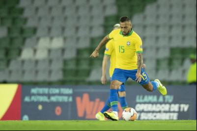 jogador de futebol se prepara para chutar bola