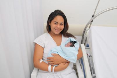 Mão segura bebê