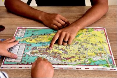 mãos apontam e um mapa