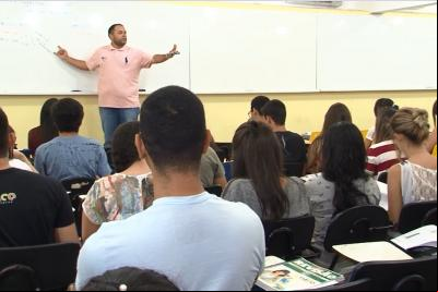professor em sala de aula