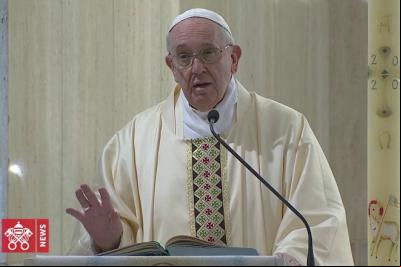 Papa está caminhando e se alimentando, diz Vaticano
