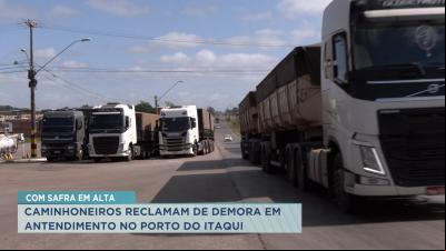 Supersafra causa engarrafamento de carretas na BR-135