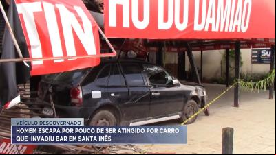 Carro desgovernado invade bar em Santa Inês