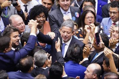 Arthur Lira é reeleito presidente da Câmara com 464 votos 