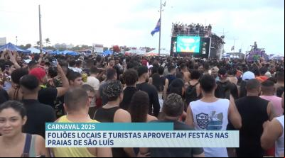 Foliões, turistas e moradores aproveitam o Carnaval na orla da capital