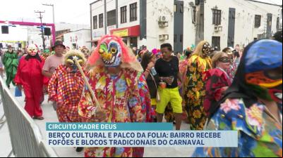 Fofões e blocos tradicionais animam carnaval no bairro Madre Deus