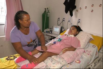 Criança com doença rara pode perder benefício de tratamento médico domiciliar